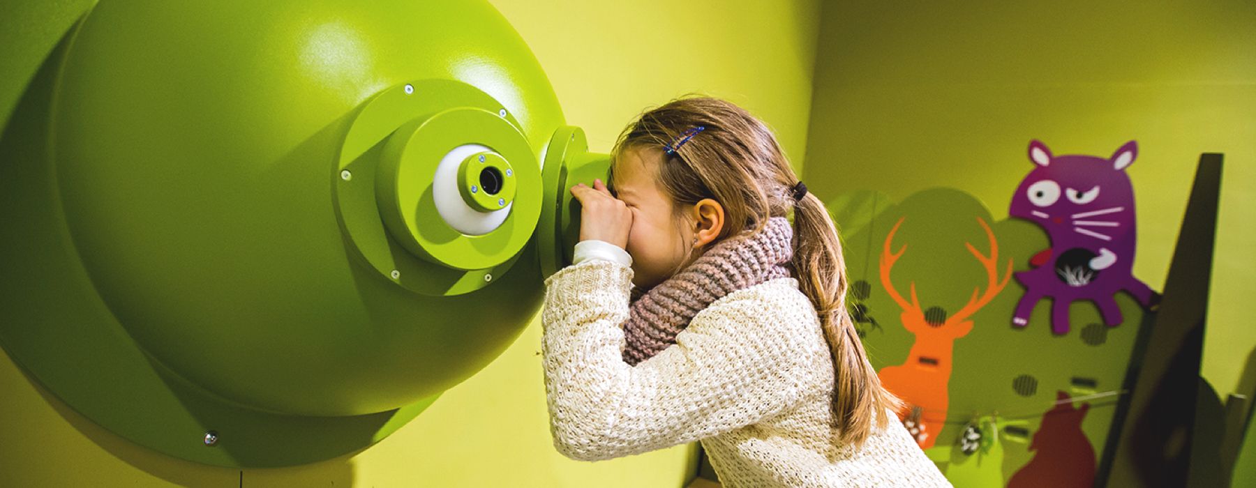 Fille qui regarde à travers des binoculaires animaux