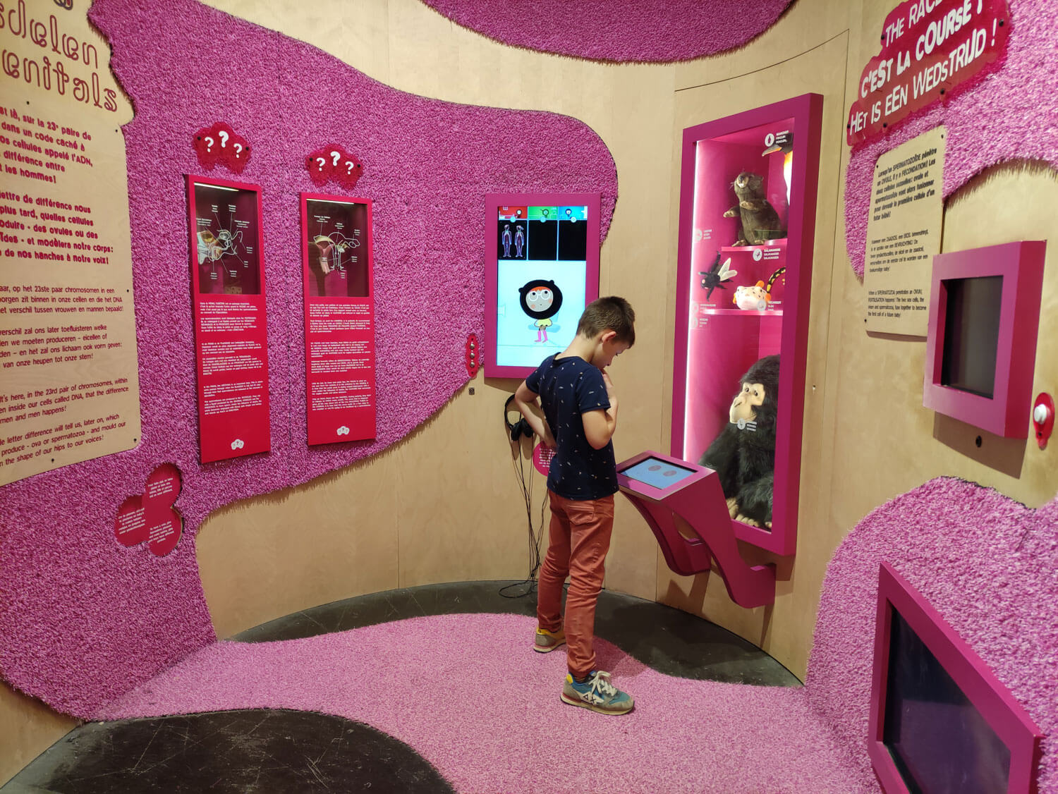 Exposition Corps humain SPARKOH! enfant qui regarde une vidéo