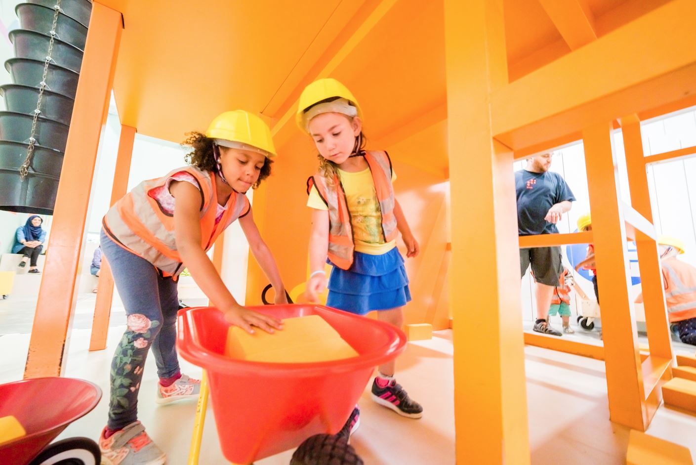 Atelier Maison inachevée au SPARKOH! avec des maternelles qui construisent une maison