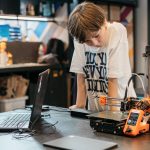 Enfant qui regarde une imprimante 3D en action