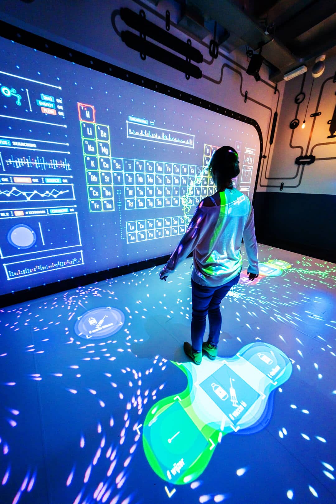 Jeune fille dans l'installation tableau virtuel de Mendeleïev