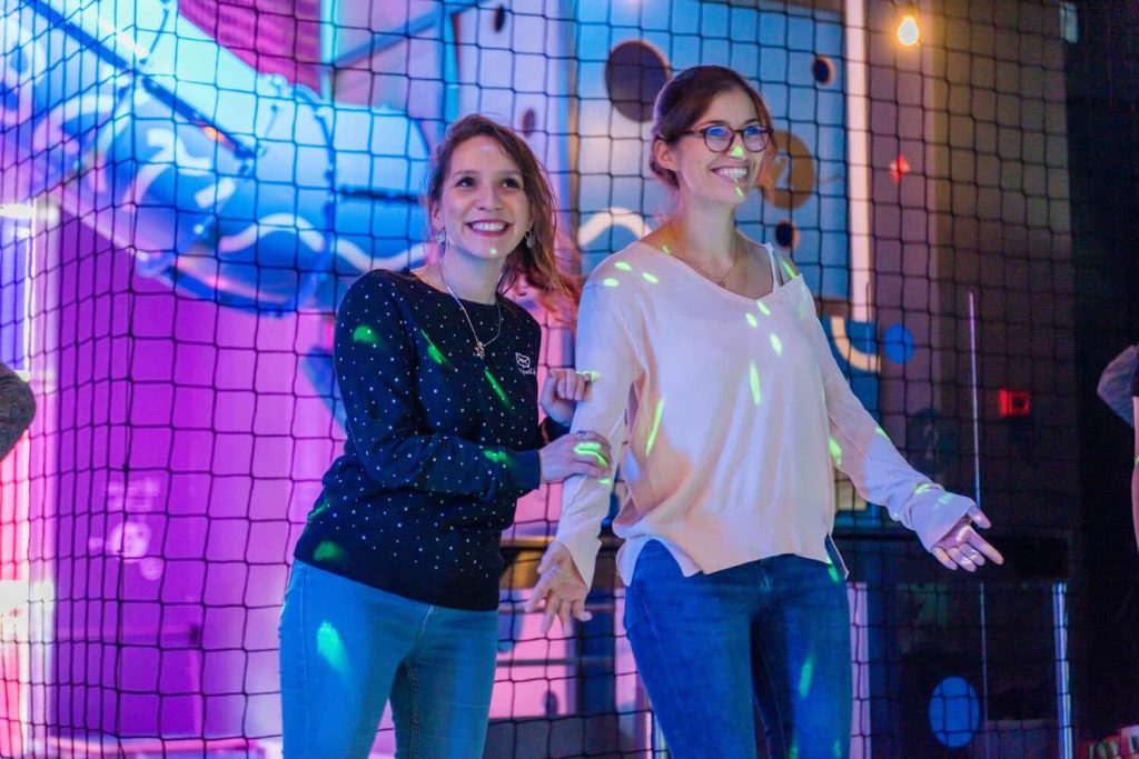 Deux filles adultes dans l'Odyssée des éléments qui sourient