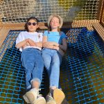 Filles sur filet dans le Jardin de la biodiversité