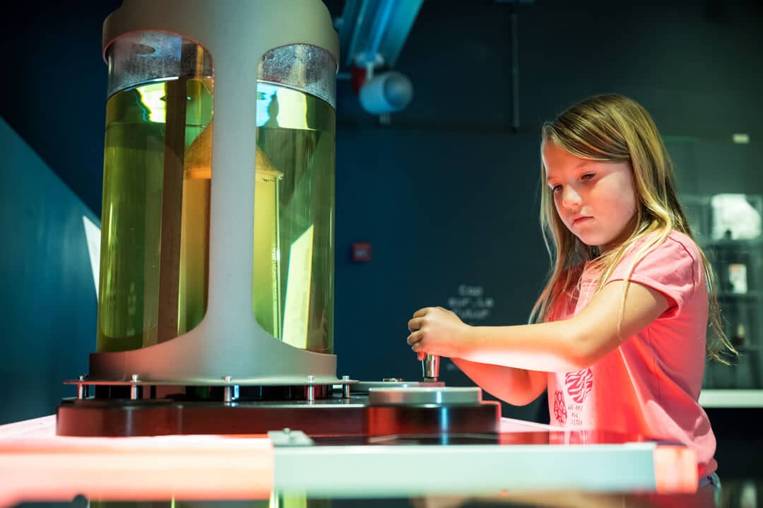 Petite fille joue à faire décoller une fusée SPARKOH!
