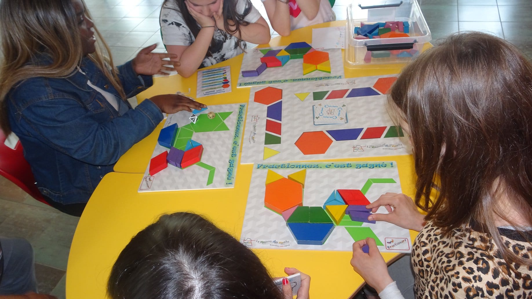 enfants dans un atelier avec des fractions