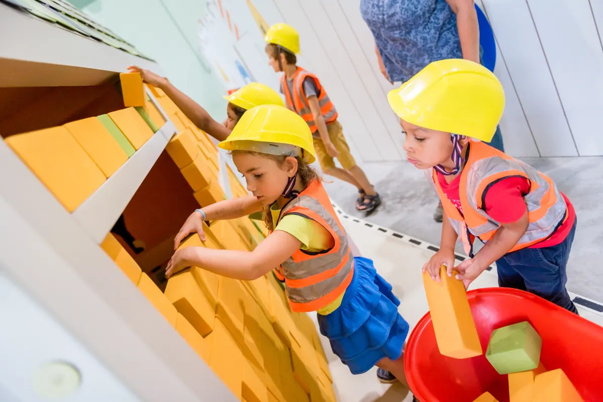 animation maison inachevée enfants qui construisent la maison avec des blocs de mousse