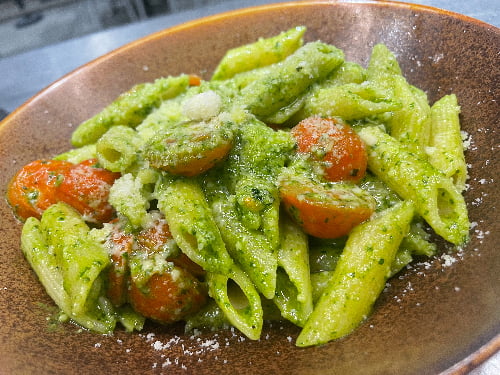 Pâtes au pesto avec tomates cerises