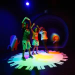 Enfants dansant dans l'expo Lumière! du SPARKOH!