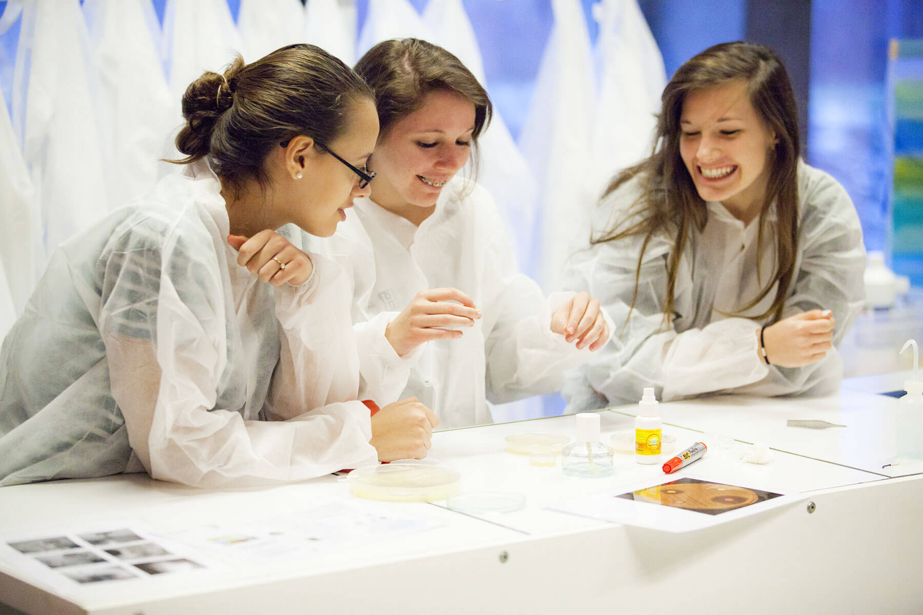 jeunes filles en laboratoire atelier chimie