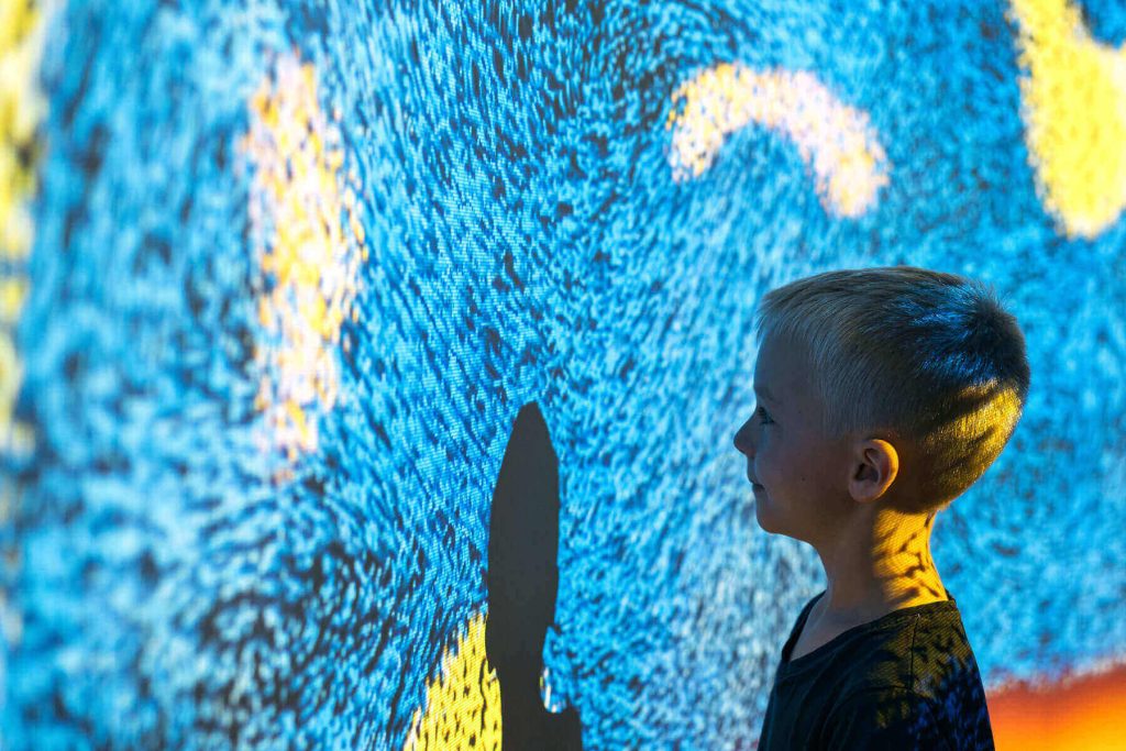 Enfant dans le climadôme de l'expo Geo'dynamique