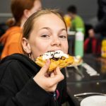 Fillette qui mange une gaufre