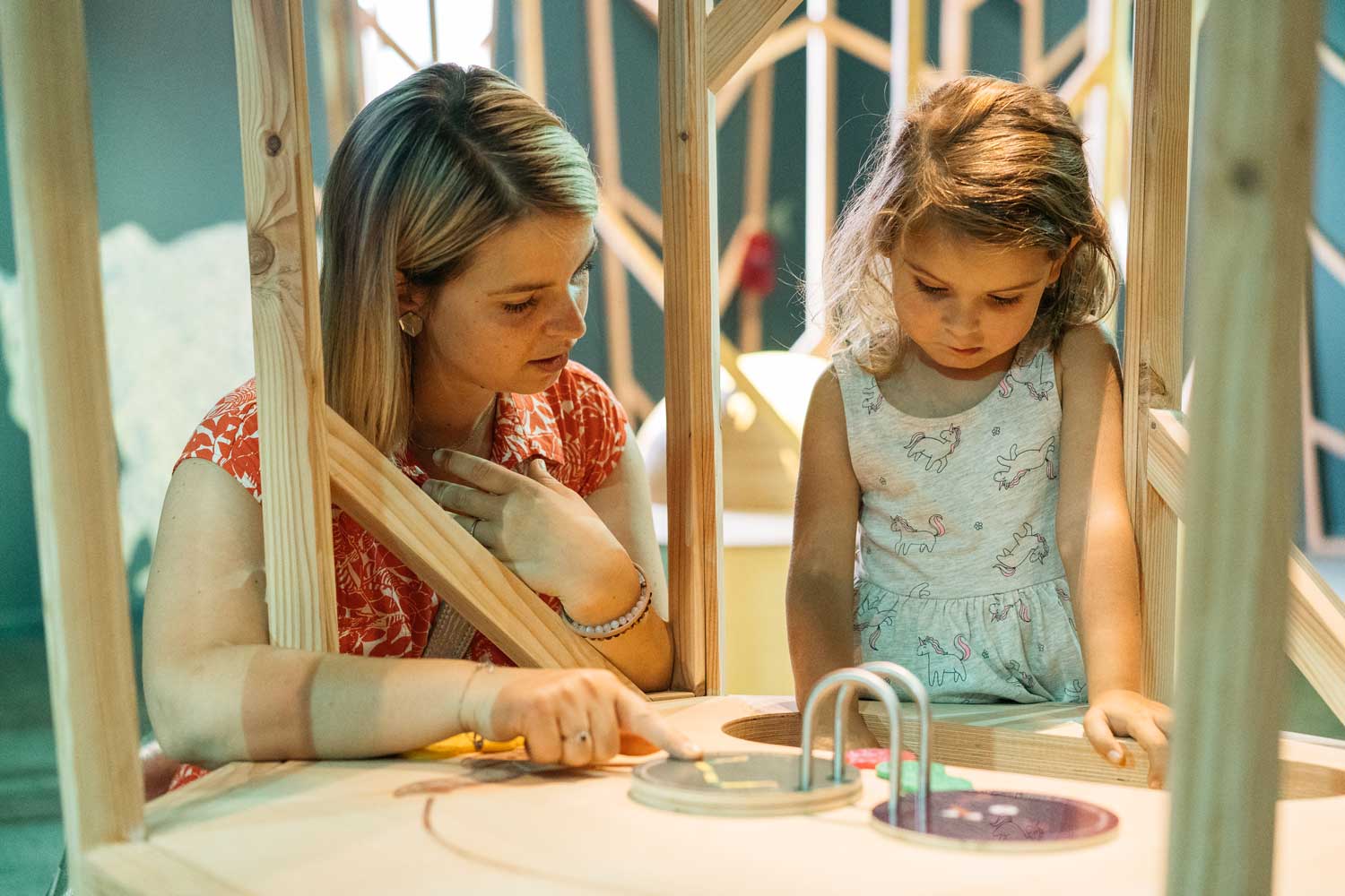 Maman et fillette qui sont dans une exposition