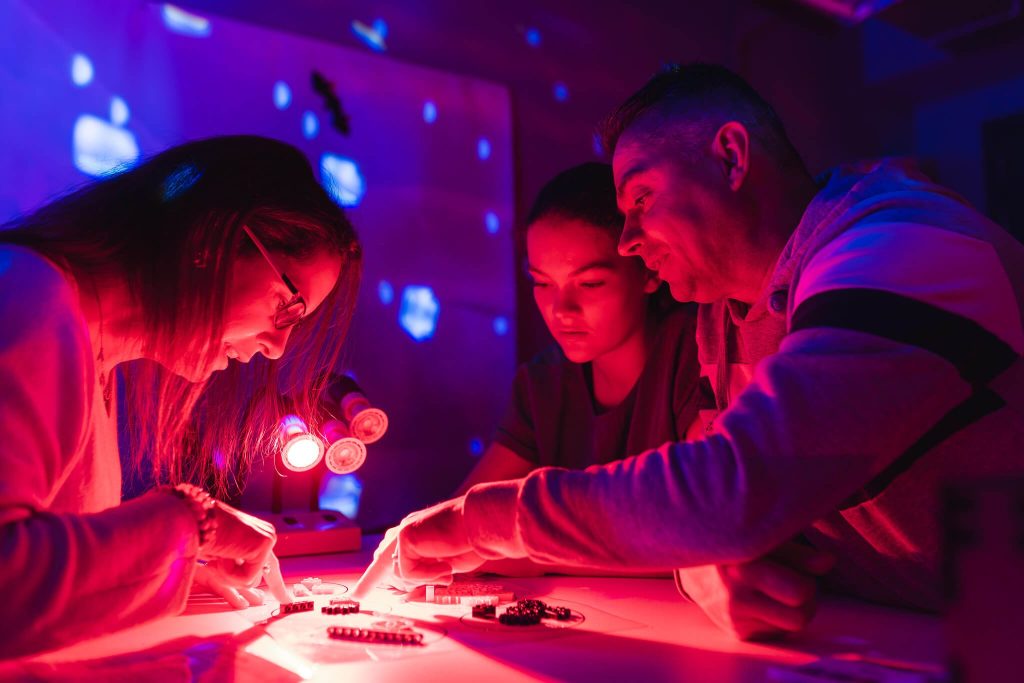 Famille parents et ados dans l'atelier enquête lumineuse du SPARKOH!