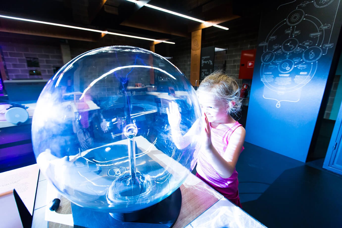 Boule plasma géante avec petite fille qui met sa main - expo énergie SPARKOH!