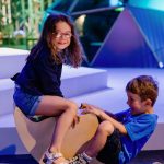 Enfants sur une bascule dans l'expo 123 on y va du SPARKOH!