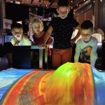 Exposition Géo'Dynamic enfants devant volcan en videomapping