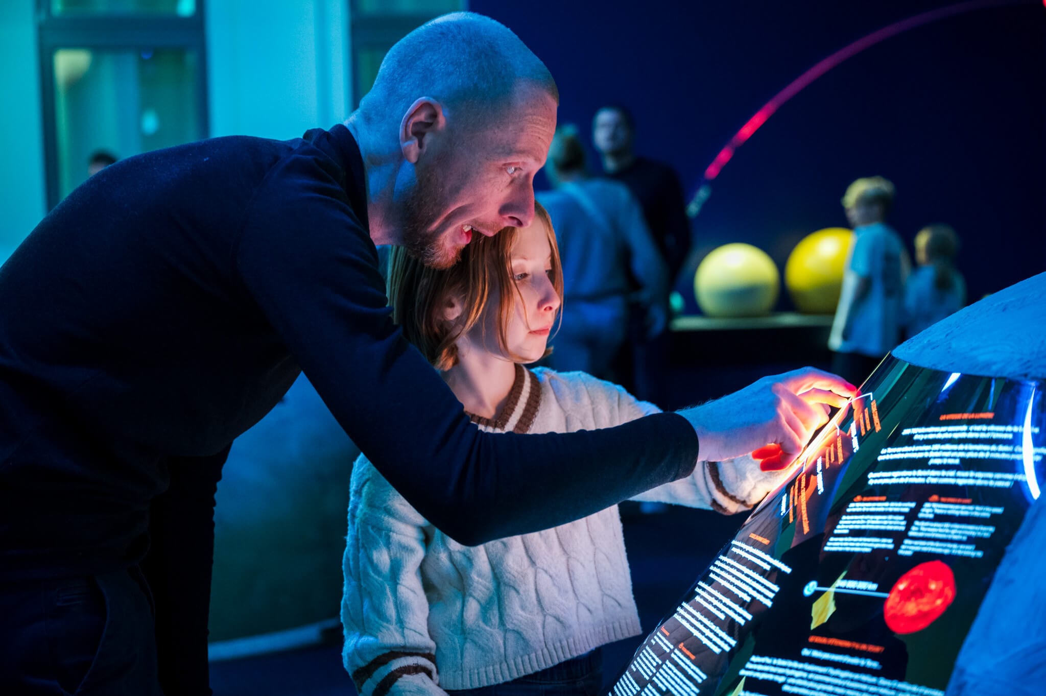 Expo COSMOS au SPARKOH! papa et enfant qui découvrent les planètes