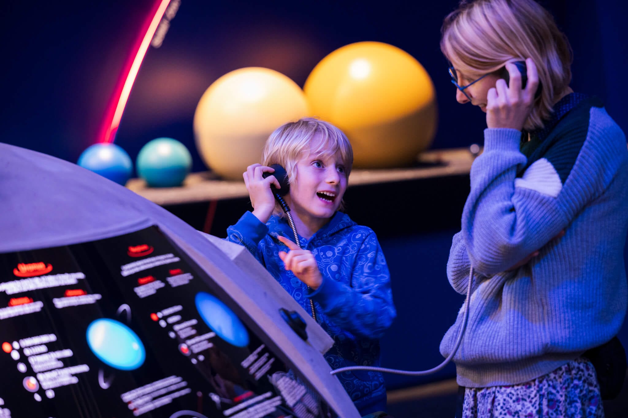 Expo COSMOS au SPARKOH! garçon qui écoute une vidéo
