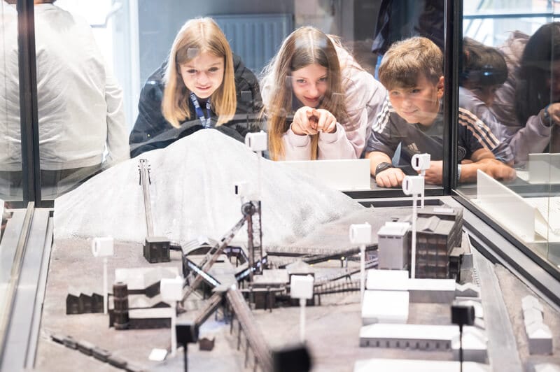 Ado qui regardent la maquette du SPARKOH!