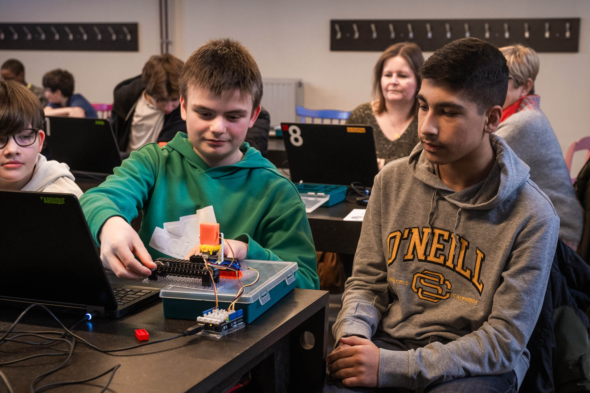 Atelier SPARKOH! avec des adolescents qui programment une carte arduino