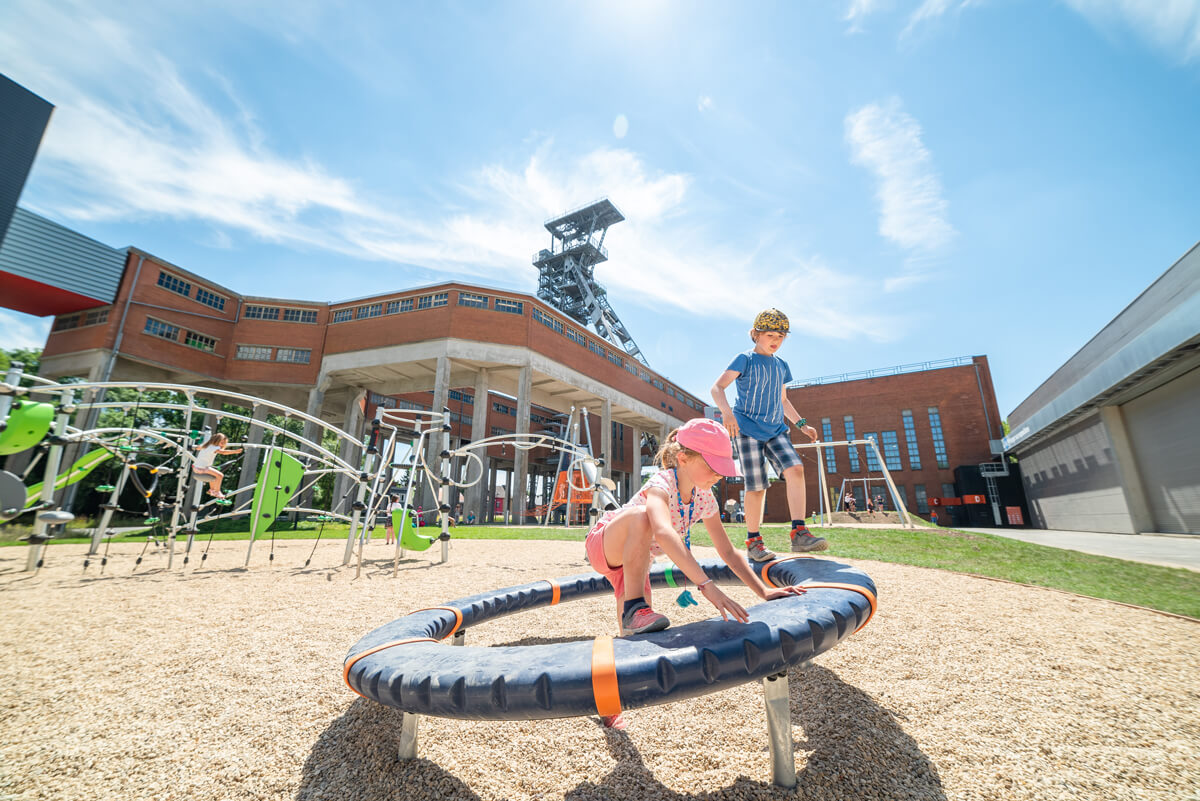 Plaine de jeux du SPARKOH! extérieur enfants sur tourniquet
