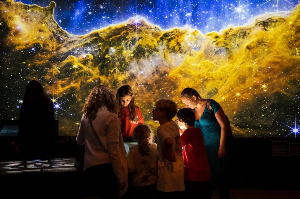 Famille dans l'expo Cosmos SPARKOH!